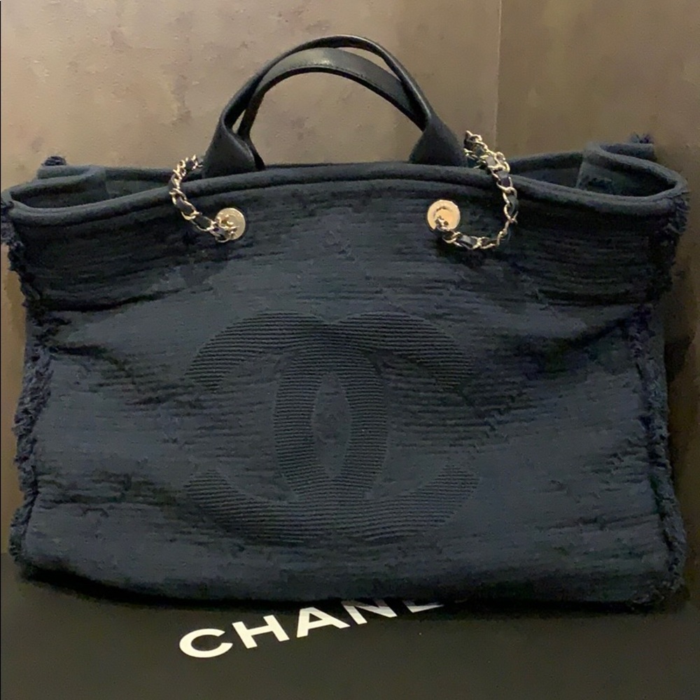 Chanel N0523 large shopping bag in navy
